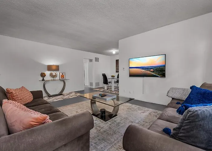 Prime Location 1 Bedroom And Bathroom Retreat In Beverly Hills