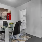 Prime Location 1 Bedroom And Bathroom Retreat In Beverly Hills